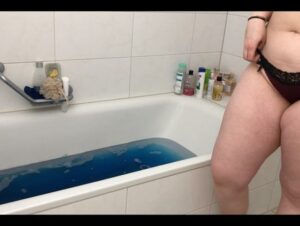 Lina_Love Porno Video: Geiler Badespass!! Schaue mir beim baden zu